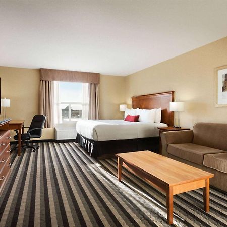 Days Inn & Suites By Wyndham Edmonton Airport Ледюк Екстериор снимка