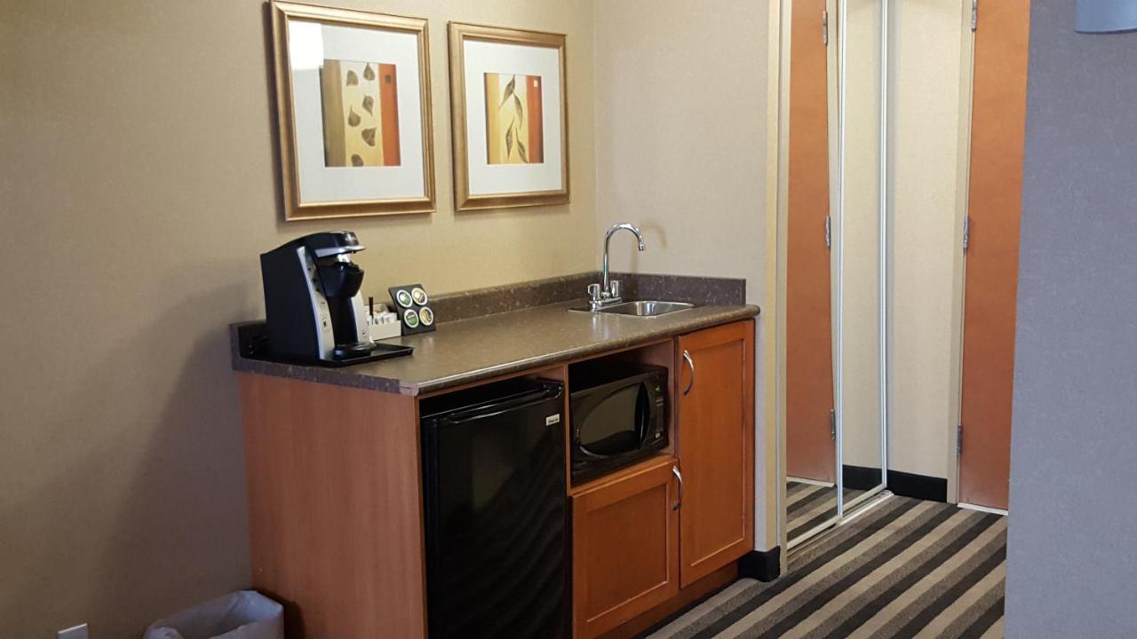 Days Inn & Suites By Wyndham Edmonton Airport Ледюк Екстериор снимка