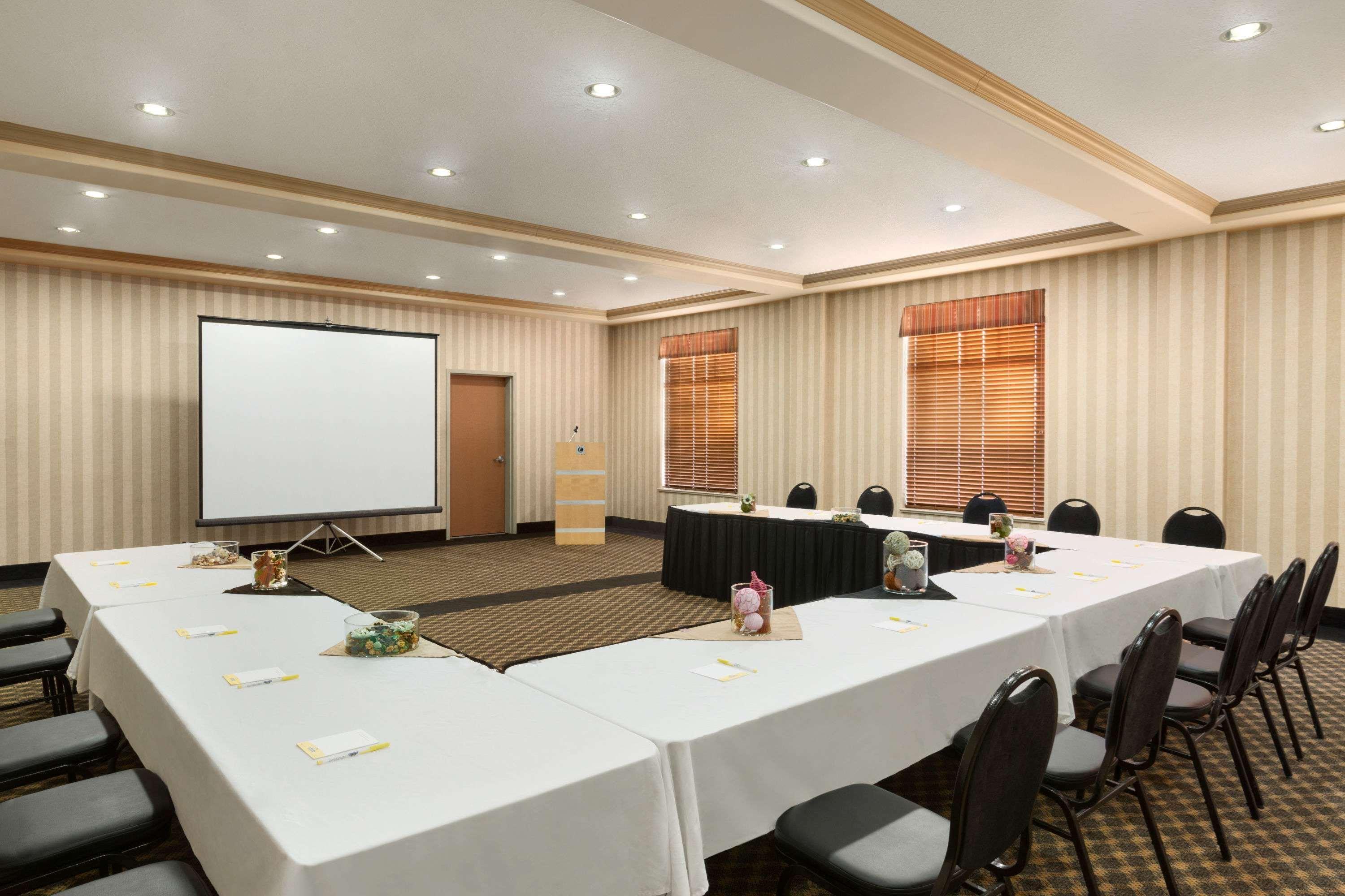 Days Inn & Suites By Wyndham Edmonton Airport Ледюк Екстериор снимка