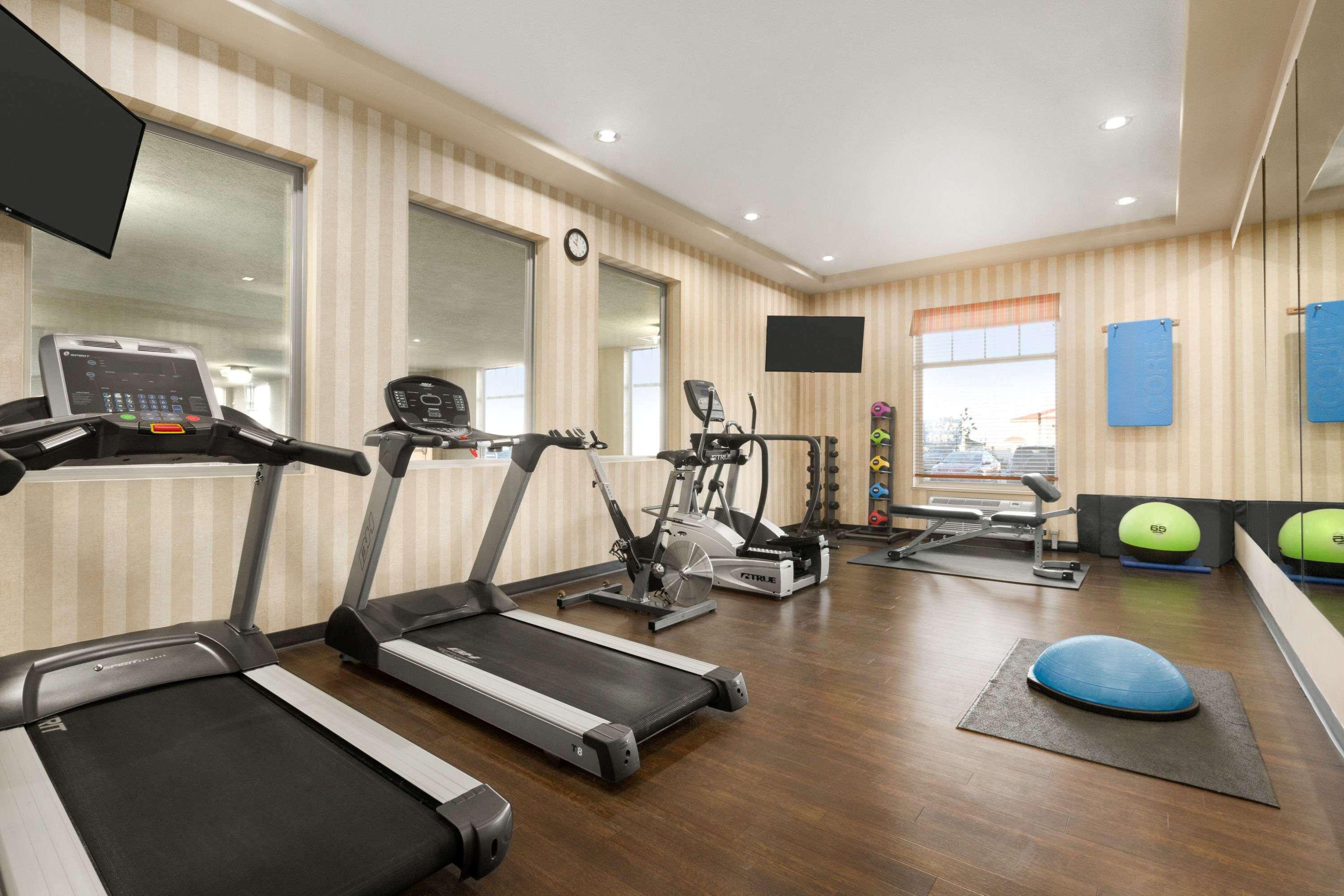 Days Inn & Suites By Wyndham Edmonton Airport Ледюк Екстериор снимка