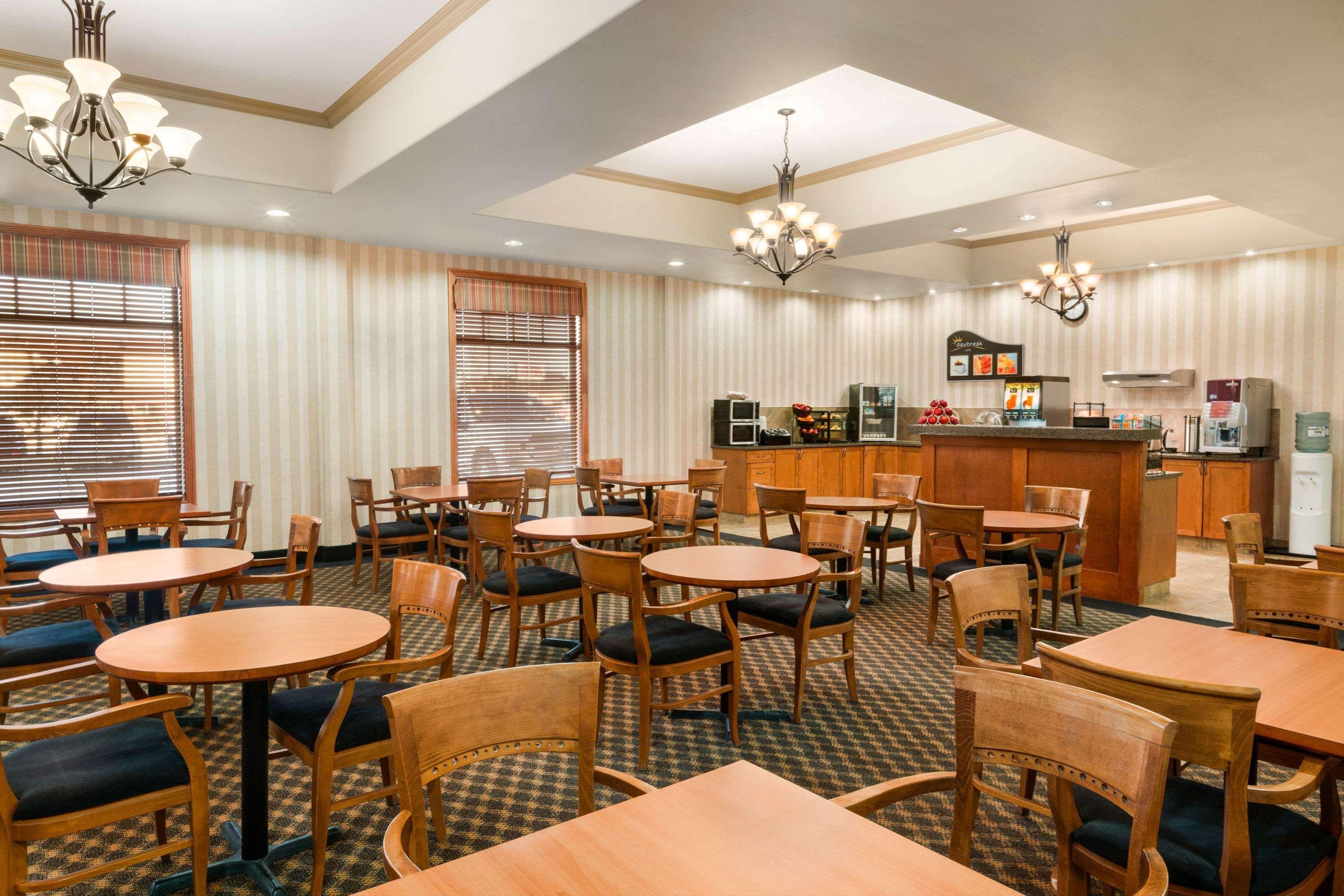 Days Inn & Suites By Wyndham Edmonton Airport Ледюк Екстериор снимка