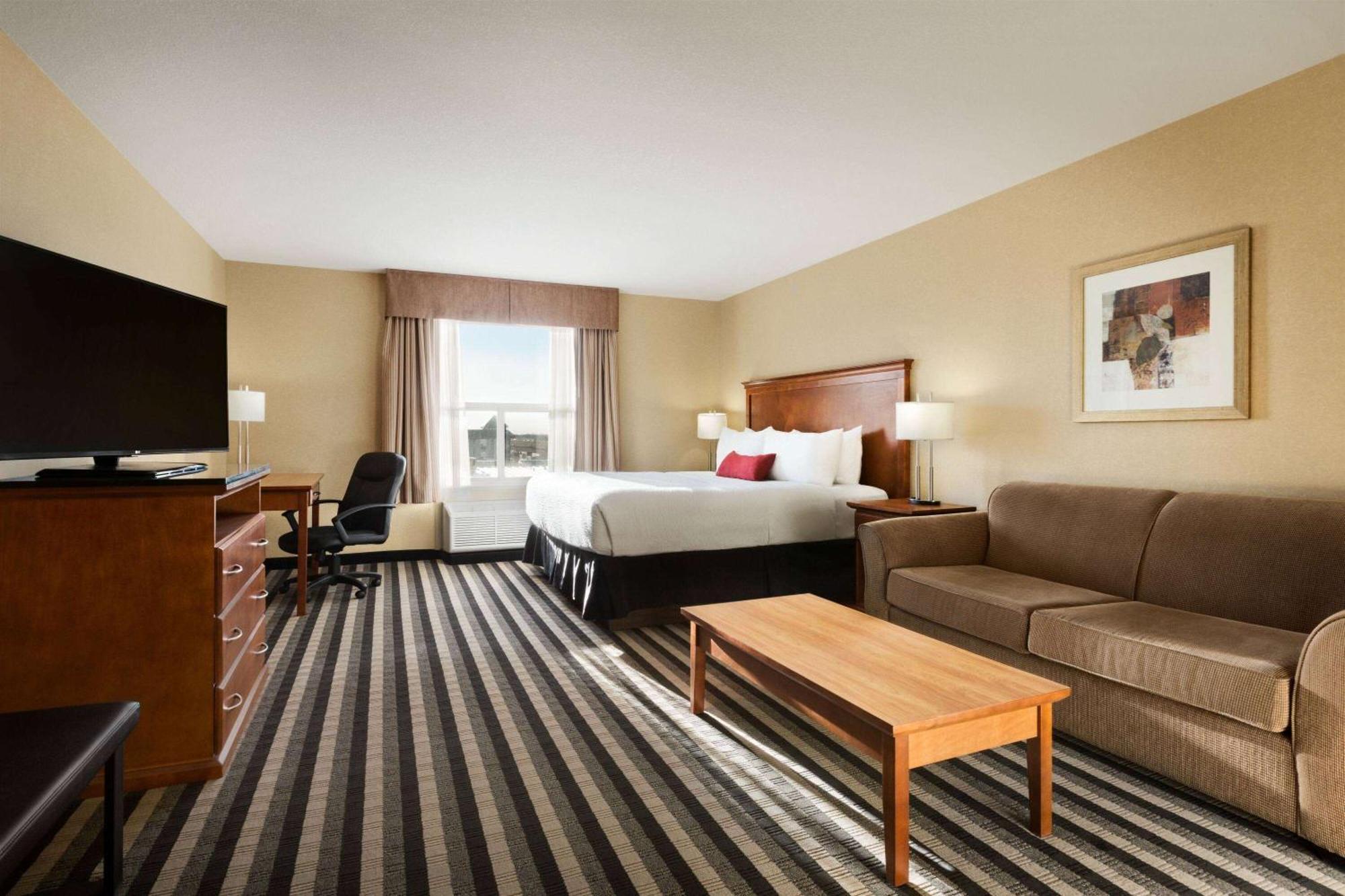 Days Inn & Suites By Wyndham Edmonton Airport Ледюк Екстериор снимка