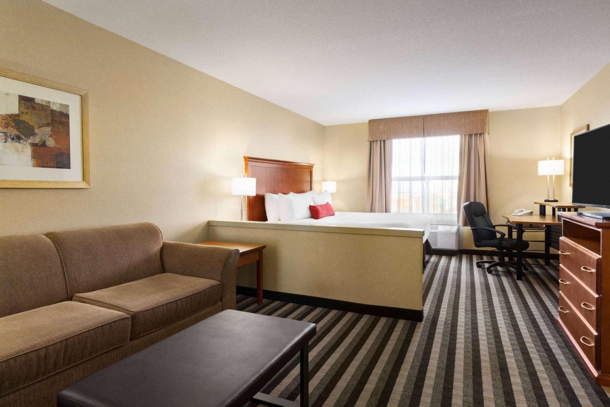 Days Inn & Suites By Wyndham Edmonton Airport Ледюк Екстериор снимка