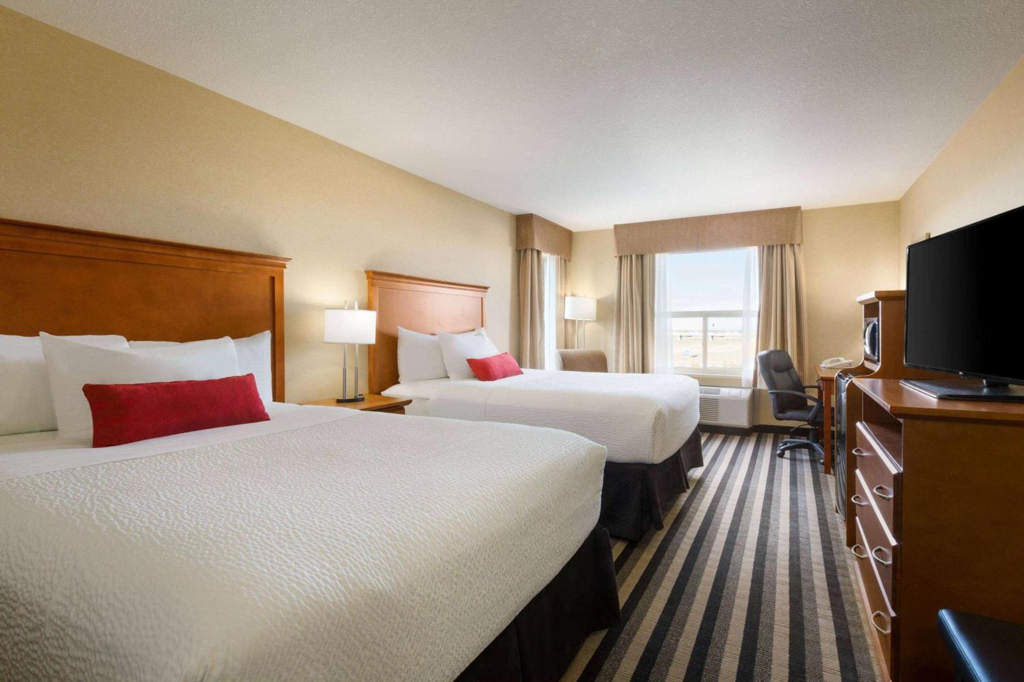 Days Inn & Suites By Wyndham Edmonton Airport Ледюк Екстериор снимка