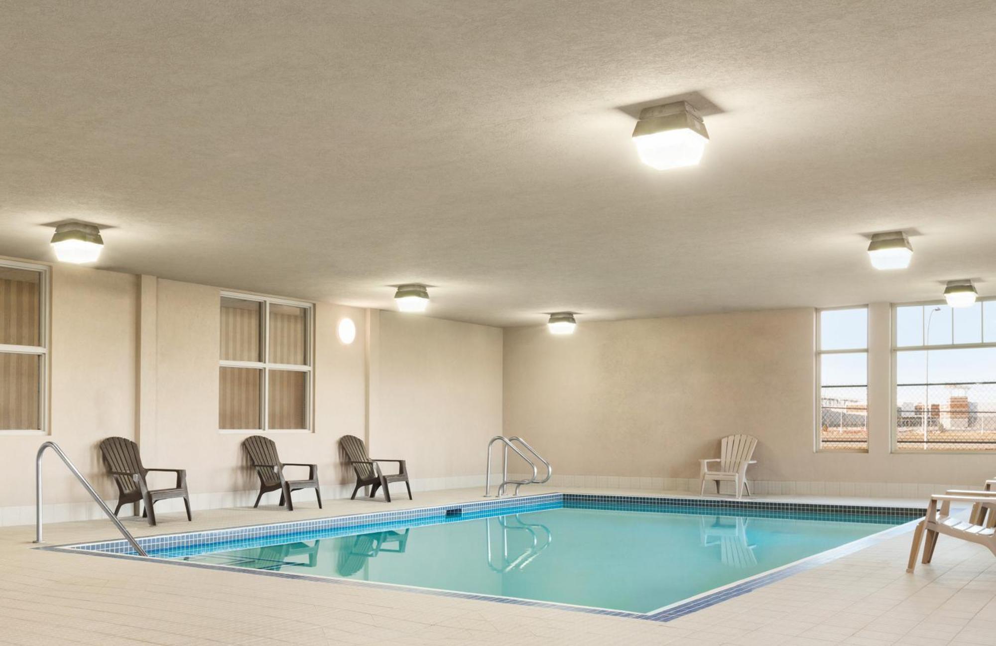 Days Inn & Suites By Wyndham Edmonton Airport Ледюк Екстериор снимка