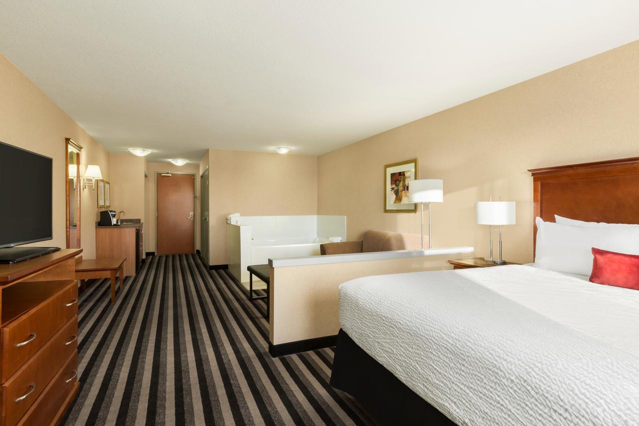 Days Inn & Suites By Wyndham Edmonton Airport Ледюк Екстериор снимка