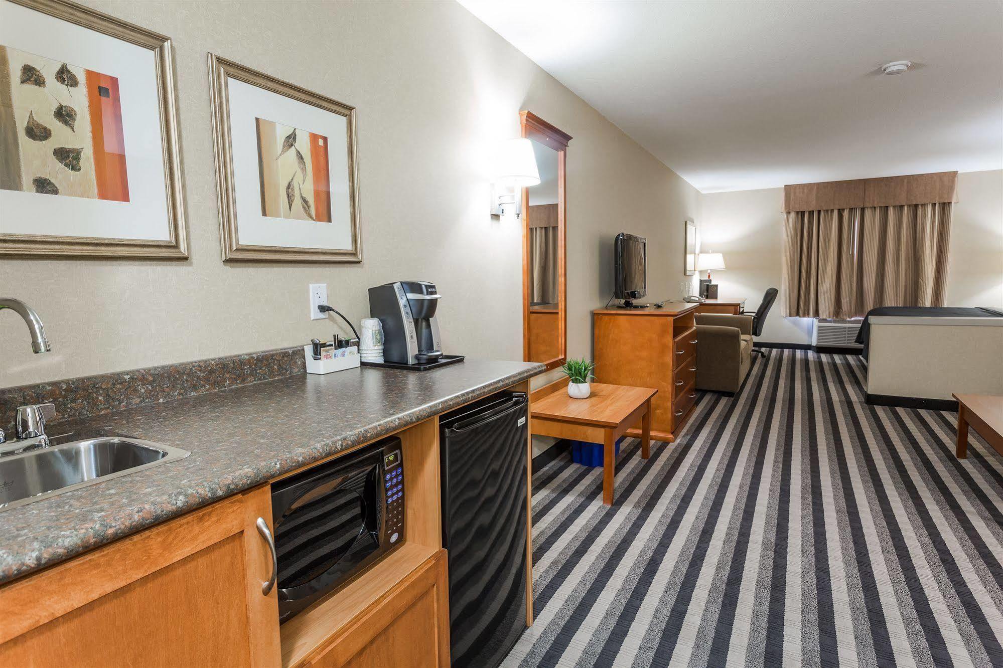 Days Inn & Suites By Wyndham Edmonton Airport Ледюк Екстериор снимка