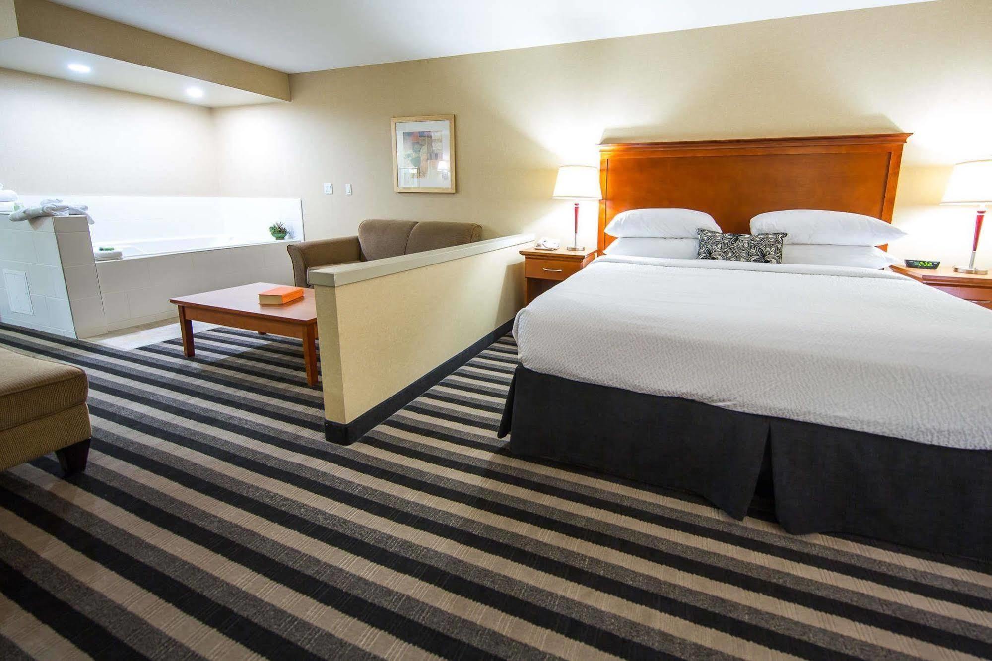 Days Inn & Suites By Wyndham Edmonton Airport Ледюк Екстериор снимка